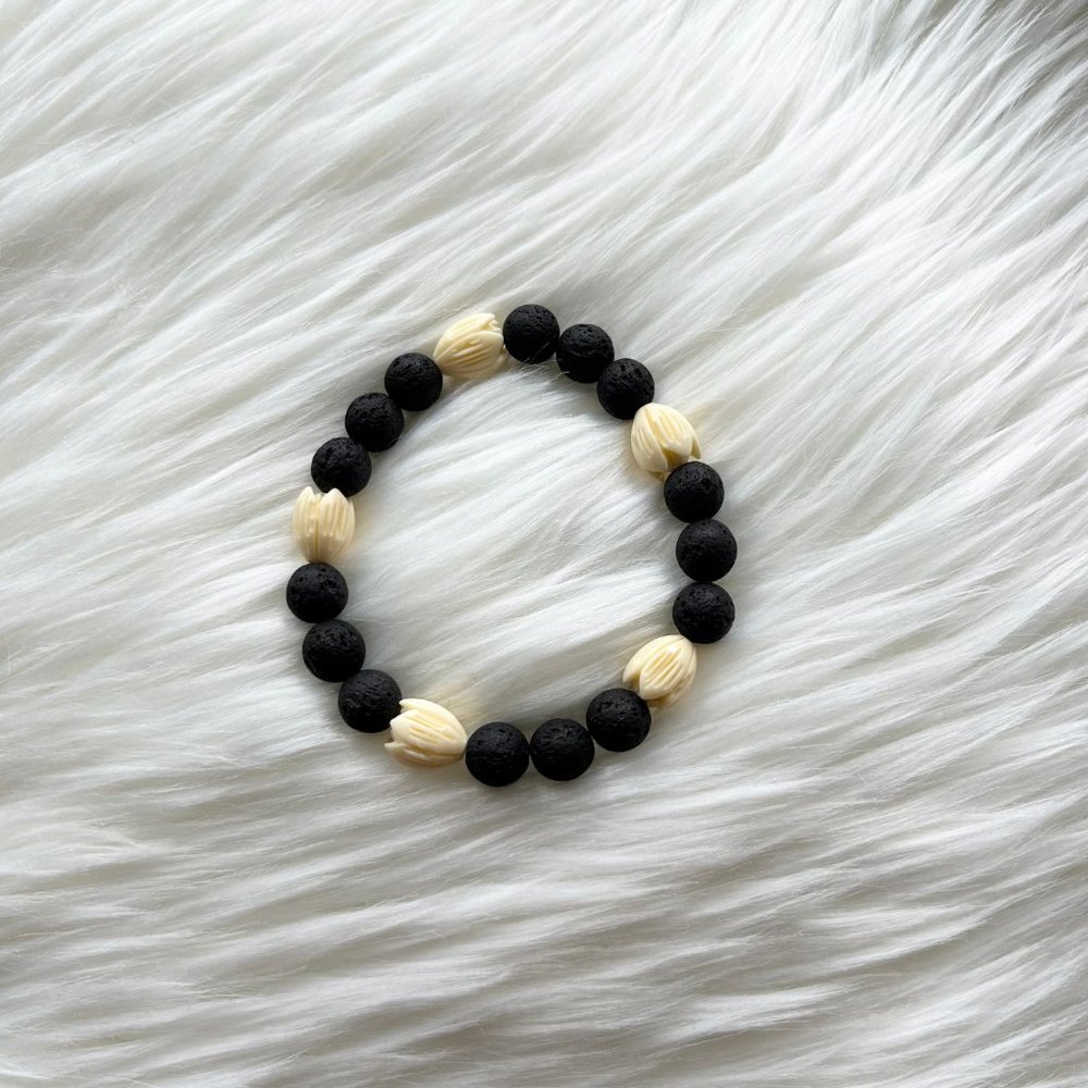 Hawaiian Pikake Flower Jasmine Flower Black Lava Rock Bead Stretchy Bracelet - Picture 2 of 2